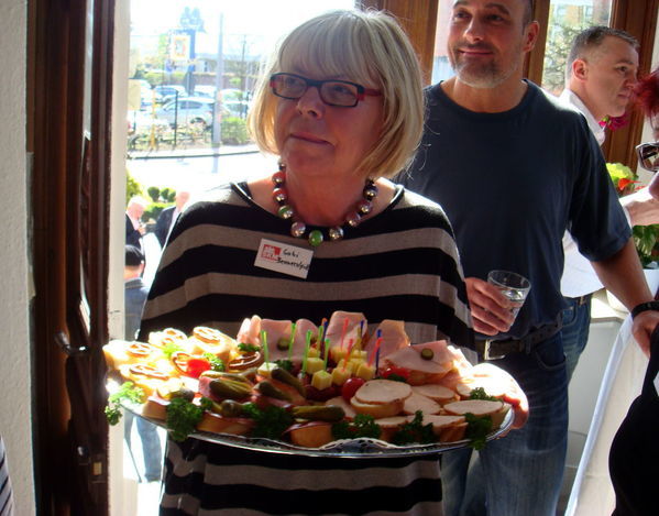 Eine der Ehrenamtlich tätigen im Café Luise ist Frau Gabi Bennerscheid. Am Eröffnungstag wurden die Gäste von ihr und weiteren Ehrenamtlichen mit einem Imbiss und Getränken versorgt.