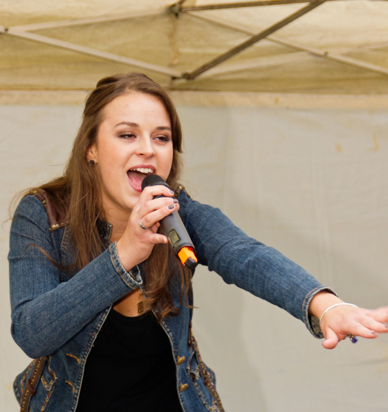 Die Sängerin Jill Fisher unterstützt die Benefizveranstaltung 2014 unter dem Motto "Sport und Musik hilft Kindern".
