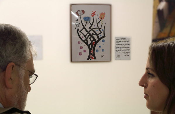 Die Künstlerin Katarina Maria Krampl im Gespräch mit einem Ausstellungsbesucher.