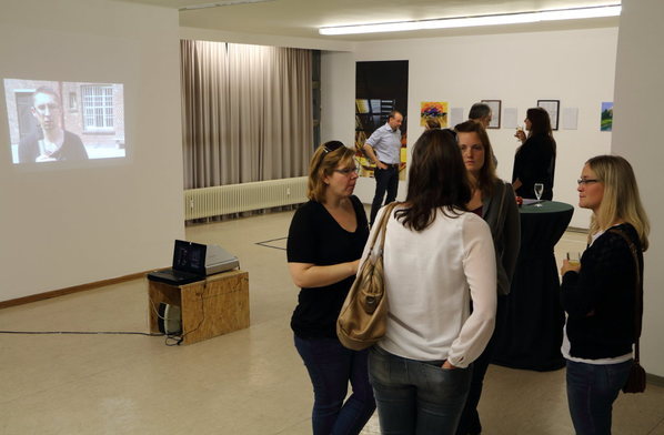 Besucher in der Ausstellung während der Vernissage.