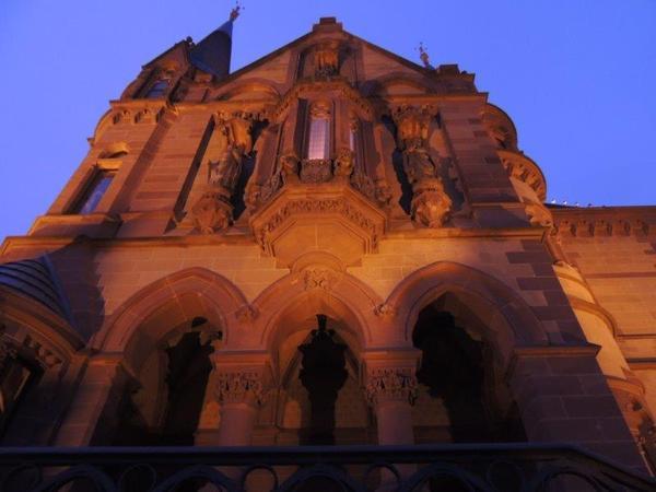 Hauptportal von Schloss Drachenburg im abendlichen Licht.