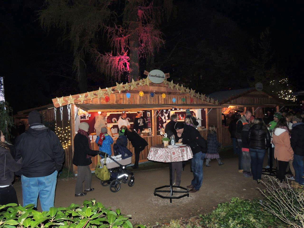 Weihnachtsmarktstand der JVA Siegburg mit Gästen die sich die besondere Kartoffelsuppe munden lassen.