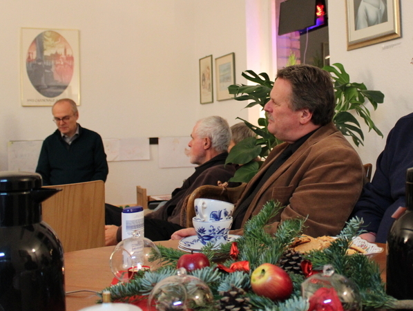 Der Anstaltsleiter der Justizvollzugsanstalt Siegburg Herr Wolfgang Klein besuchte den ersten Literatur- Abend ausgerichtet vom Katholischen Gefängnisverein.