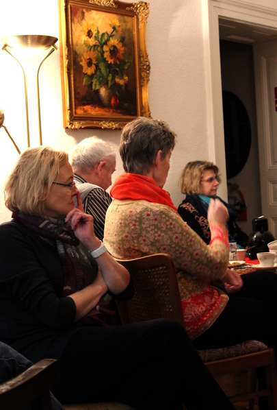 Unter dem Motto "Weihnachten ist tierisch gut!" begann am 12. Dezember 2014 der erste Literatur-Abend im Café Luise (vor der Außenpforte der JVA Siegburg).