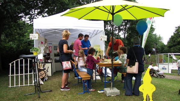 Den ganzen Tag gut besucht war der Stand der JVA Siegburg auf dem Kinder- und Familienfest in Sankt Augustin Birlinghoven 2015.