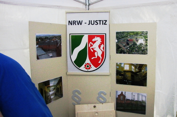 Bilder aus der JVA Siegburg waren ein Anlass für die Besucher mit den Gefangenen ins Gespräch zu kommen.
