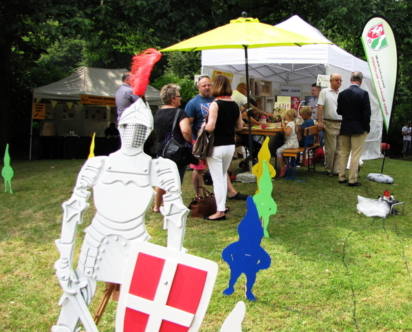 Ein "Ritter und Zwerge" markierten den Weg zum Stand der Justiz.