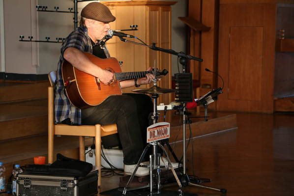 Der Bluesmusiker Klaus Stachuletz bringt ein besonderes Flair in die Kirche der JVA Siegburg.