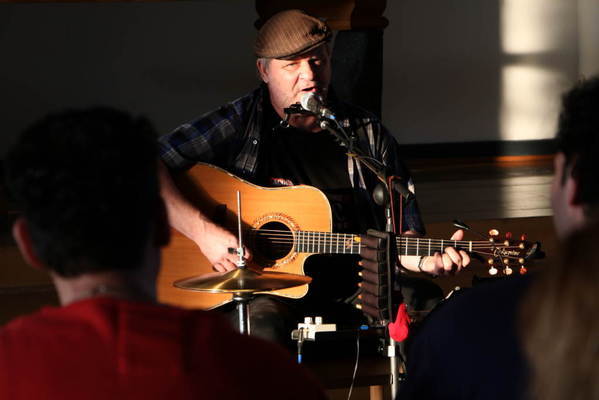 Dr. Mojo singt und spielt Titel wie "It never rains in Southern California". 