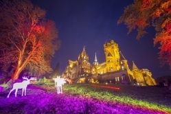 Schloss Drachenburg bei Nacht.