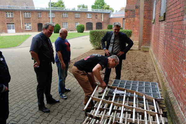 Zur Zeit werden die Gitter an allen Hafträumen durch neue ersetzt. Einige der alten Gitter werden dem EL-DE-Haus für die Ausstellung über Erich Sander zur Verfügung gestellt. 