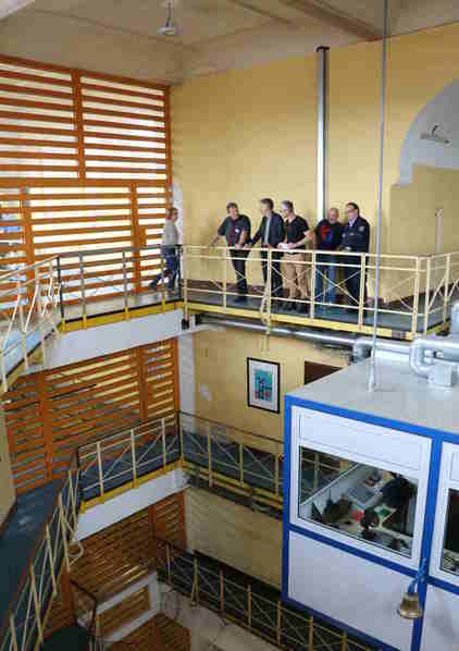 Die Besucher vom NS-Dokumentationszentrums zusammen mit dem Anstaltsleiter der JVA Siegburg, Herrn Wolfgang Klein, oberhalb der Zentrale von Haus 1.