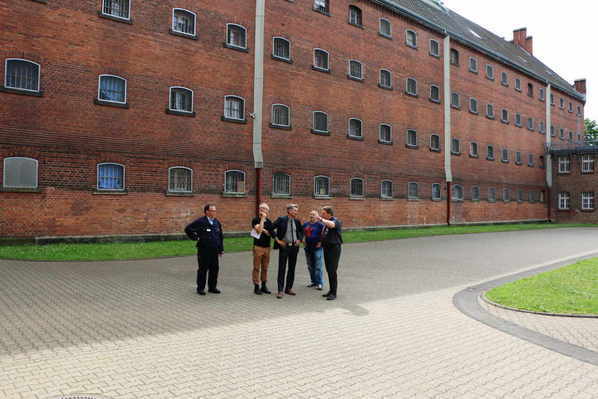 Die Besuchergruppe beim Rundgang durch die JVA Siegburg im Bleicherhof. Im Hintergrund der C-Flügel von Haus 1.