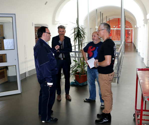 Auf dem Rundgang erhalten die Besucher Informationen zum Hafthaus vom Ausbildungsleiter der JVA Siegburg, Herrn Reichelt.