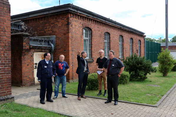 Der Anstaltsleiter der JVA Siegburg,  Herr Wolfgang Klein, während des Rundgangs mit Herrn Gries, Herrn Dr. Müller und Herrn Dr. Eumann vom NS-Dokumentationszentrum in Köln sowie dem Ausbildungsleiter der JVA Siegburg, Herrn Reichelt, vor dem Sanitätsbereich dem sog. alten Lazarett. (v. r. n. l.)