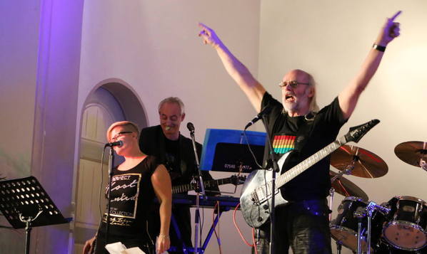 Sänger und an der Gitarre Papa von der Rockband "Jule, Papa & The Greyheads" animiert das Publikum mit zu machen.