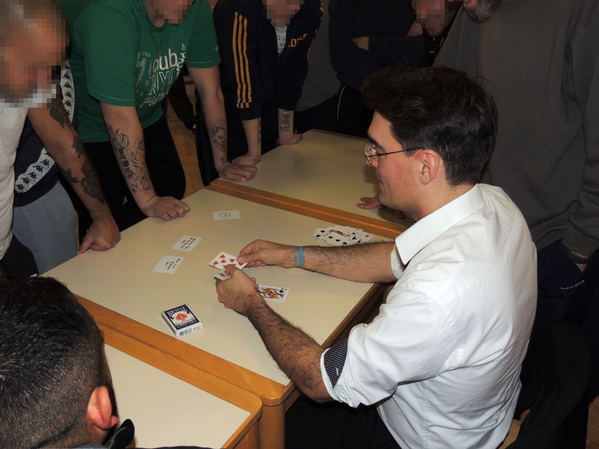 Ulf Bürger demonstriert einen Zauber mit Karten.