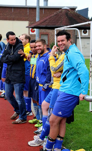 Spieler des SV Vorgebirge beobachten das spiel geschehen vom Spielfeldrand aus.