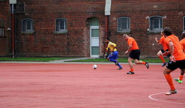 Der SV Vorgebirge im Angriff über den rechten Flügel. Der Angreifer wird verfolgt von den Spielern der Anstaltsmannschaft.