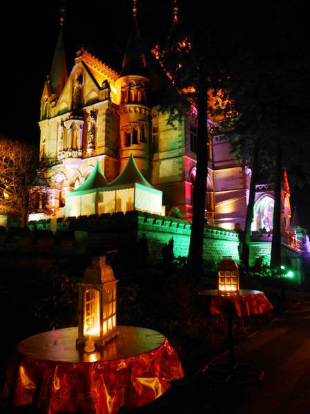 An den Adventswochenenden wird Schloss Drachenburg am Abend in ein wunderschönes Licht getaucht.