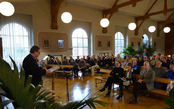 Der Anstaltsleiter der JVA Siegburg Herr Wolfgang Klein verabschiedet den evangelischen Seelsorger Jens-Peter Preis.