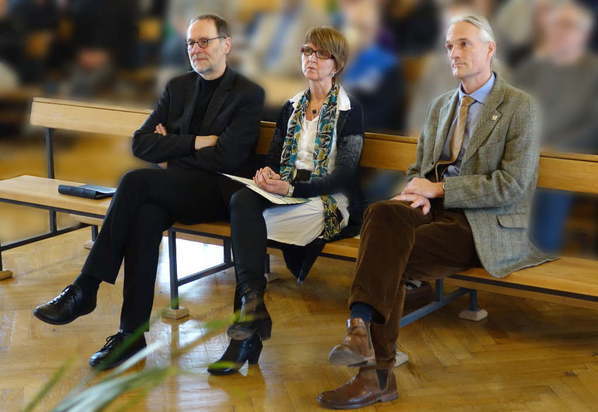 Nach dem Gottesdienst nimmt Herr Preis die Glückwünsche der angereisten Gäste entgegen. Neben sitzen die Anstaltspfarrerin Frau Knaak-Sareyko und der Superintendent Herr Bartha.