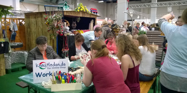 Die Besucher nutzen rege das Angebot am Stand des Knastladens an einem Workshop auf der CREATIVA 2016 teilzunehmen.