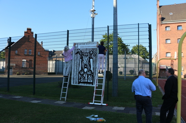 Aufhängen der Banner am Sportplatz der JVA Siegburg. Die Banner sind Sichtbar für alle Gefangenen während der Freistunden.