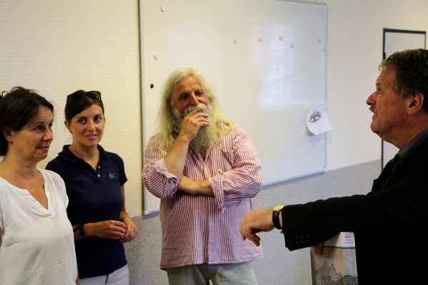 Herr Wolfgang Klein (Anstaltsleiter der JVA Siegburg / v. Rechts) im Gespräch mit Herrn Prof. Zbigniew Bajek (Jan Matejko Kunstakademie Krakau / Mitte) und Frau Prof. Dr. Ulrika Eller-Rüter (Alanus Hochschule Bonn-Alfter / Links).