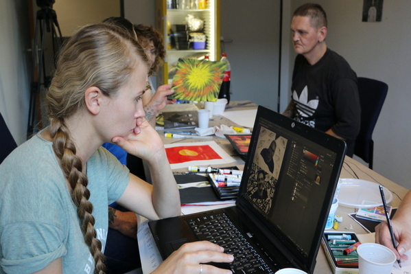 Eine Kunststudentin der Jan Matejko Kunstakademie,  aus der Klasse von Prof. Zbigniew Bajek, bereitet am Computer die Dateien für den Bannerdruck vor.