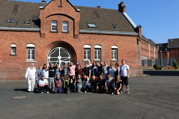 Alle Künstler des Workshops haben sich zum Gruppenbild aufgestellt vor der Alten Pforte.