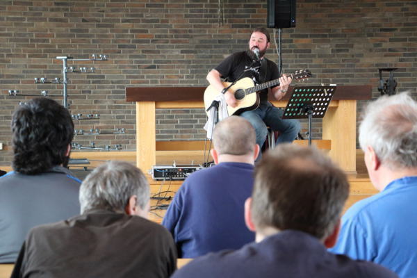 Fantastische Musik, ein Musiker der seine Publikum mitreißt, das war das Rezept für ein tolles Konzert in der Kirche von Haus 2 der JVA Siegburg.