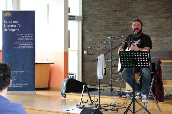 Das Konzert von Mr. Tottler in der JVA Siegburg wurde unterstützt durch den Verein "Kunst und Literatur für Gefangene" aus Dortmund.