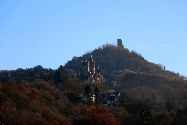 Schloss Drachenburg und im Hintergrund der Drachenfels.