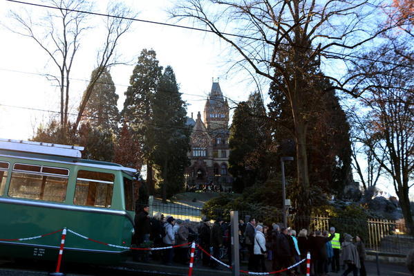 Mit der ältesten in Deutschland betriebenen Zahnradbahn geht es zur "Einzigartigen Weihnacht" auf Schloss Drachenburg.