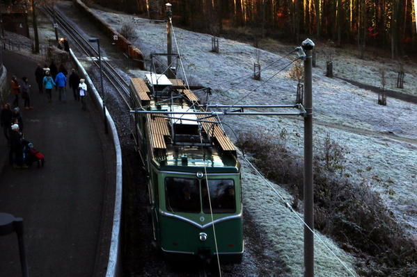 Die Drachenfelsbahn auf dem unterhalb von Schloss Drachenburg.