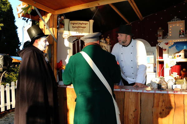 Noch nie war die Siegburger Kartoffelsuppe aus der Justizvollzugsanstalt Siegburg so begehrt, wie an den vier Adventswochenenden auf Schloss Drachenburg.