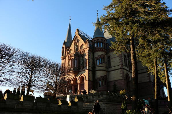 Bei Sonnenschein im Winter präsentierte sich Schloss Drachenburg während der "Einzigartigen Weihnachtszeit" den Besuchern.