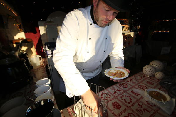 Viele Besucher probierten die in der Justizvollzugsanstalt gekochte Siegburger Kartoffelsuppe am Knastladen während der "Einzigartigen Weihnachtszeit" auf Schloss Drachenburg.