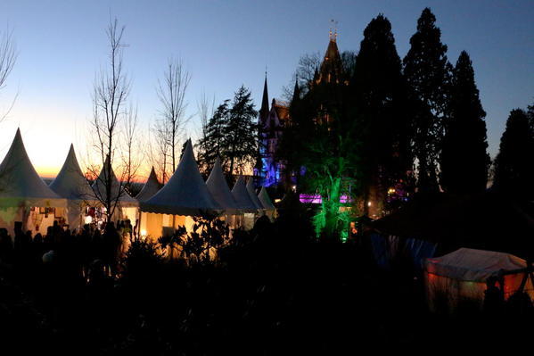 Beleuchtete Stände, angestrahlte Figuren und Bäume im Park, und das farbig angeleuchtete Schloss Drachenburg bieten zur "Einzigartigen Weihnachtszeit" ein unvergessliches Erlebnis für die Besucher.