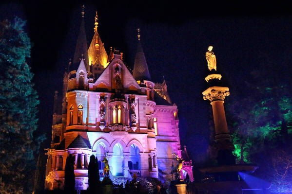 Schloss Drachenburg erstrahlt zur "Einzigartigen Weihnachtszeit" in buntem Licht.