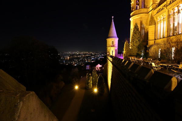 Nächtlicher Blick vom Schloss Drachenburg auf den Rhein und Bonn mit seinem Umland.