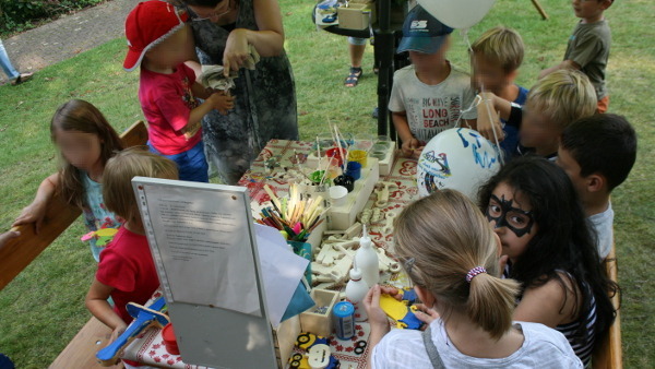 Zahlreiche ausgesägte Motive wurden von den Kindern in der Kinderwerkstatt der JVA Siegburg bemalt.