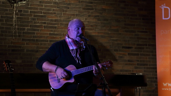 Oyo Steinke singt und spielt die Ukulele.