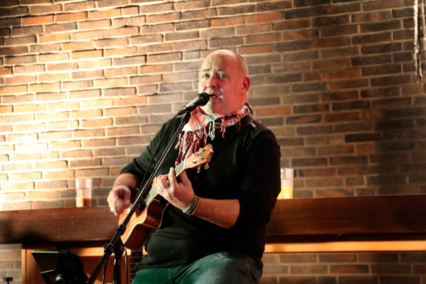 Oliver Steinke an der Ukulele.