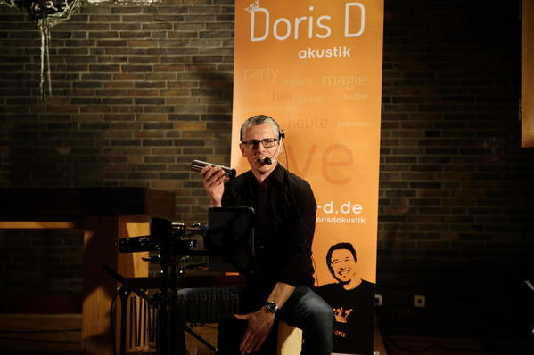 Jörg van Kesteren singt und gibt den Rhythmus an mit dem Cajon.