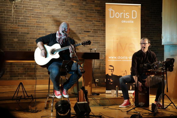 Oyo Steinke an der Gitarre und Jörg van Kesteren am Cajon.