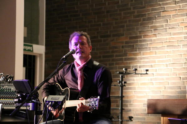 Michael Bokelmann singt und spielt Gitarre.