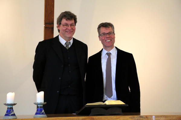 Nach dem Einführungsgottesdienst stellten sich der Superintendent Carsten Schleef und Pfarrer Ralf Günther für ein Erinnerungsfoto zusammen an den Altar der Kirche von Haus 1. (v. r.)