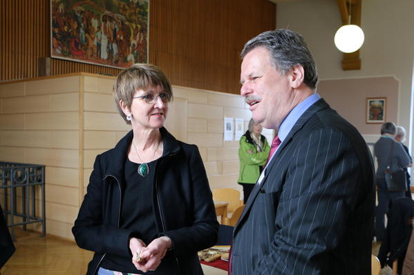 Pfarrerin Frau Knaak-Sareyko nach dem Einführungsgottesdienst im Gespräch mit dem Anstaltsleiter  der JVA Siegburg Herrn Wolfgang Klein.